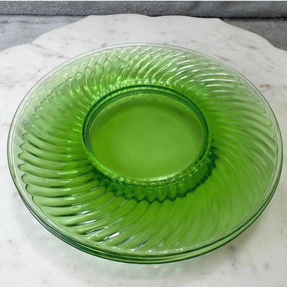 Vintage Green Uranium Glass Plates Set of 4 Spiral Optic Swirl Depression Glass - Picture 2 of 9